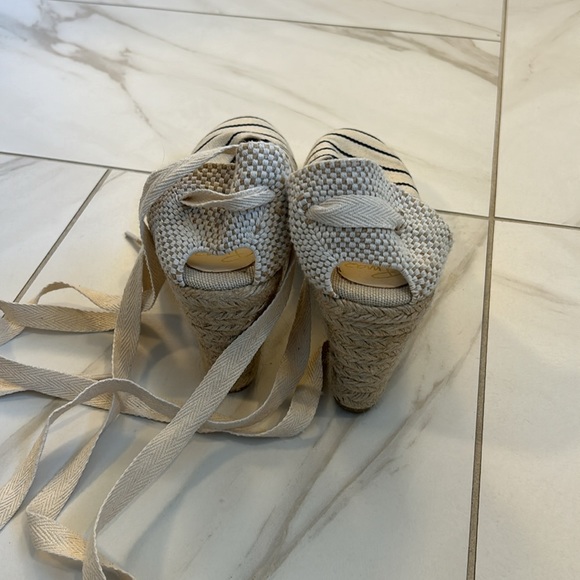 Brand new never worn out doors size 40 Pimaz lace up wedges. - Picture 3 of 5